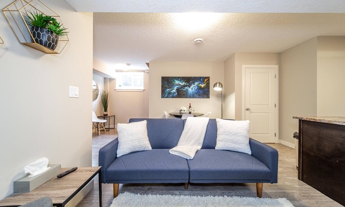 Jasper Place House | ★Bright Modern Suite ★ Netflix - WiFi ✔Long Stays ★ Clean