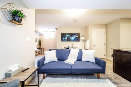 Jasper Place Apartment | Bright Modern Suite - Netflix - WiFi - Long Stays