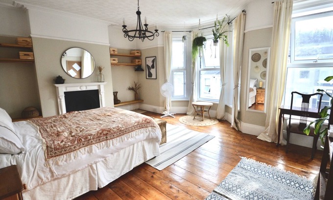 Plymouth House | Bright 'n' Cosy - Victorian Central 3 Bedroom Home. Pet-Friendly!