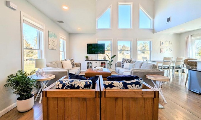 Southold House | Bright Oasis in Beautiful North Fork Wine Country