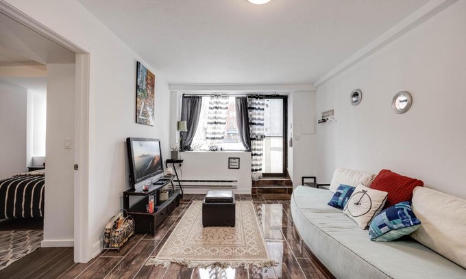 Brockton Village Apartment | Bright Parkdale Court - Little Portugal w/ Free Parking