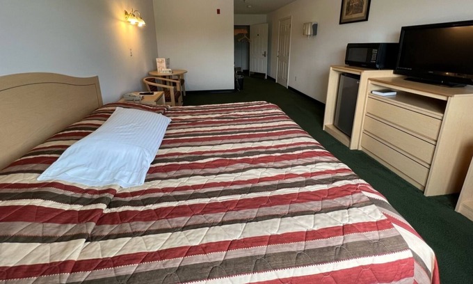 Renault Bed & Breakfast | Bright Petite Double Queen Suite with Free Parking