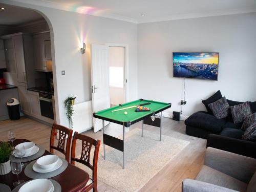 Fairfield Apartment | Bright Private Terrace - Free Private Parking - TV - WiFi - Netflix
