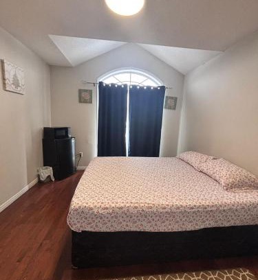Brampton House | Bright Queen Room close to Sheridan College and Airport