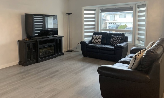 Kamloops House | Bright & Quite 3 Bedroom 2 Bath top Floor House