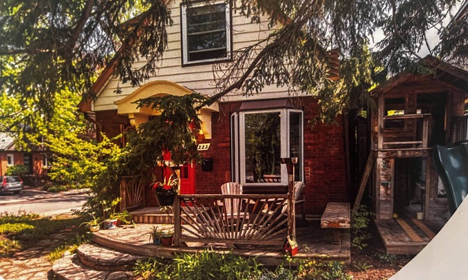 Old Ottawa East House | Bright Room in Beautiful Old Ottawa East.nSteps from Canal.nOttawa at its best.