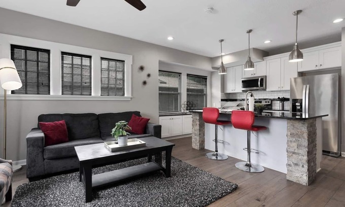 Kansas City Condo | Bright & Roomy 2BR | 1st Floor Retreat | #65