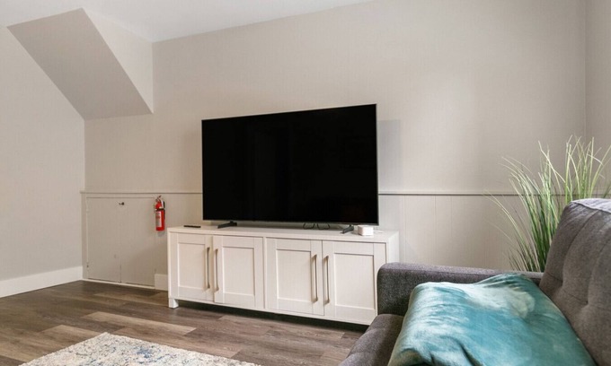 Russell House | Bright & Roomy 5BR – Family-Ready Near Naval Base!