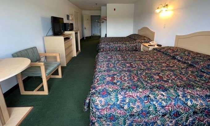 Renault Apartment | Bright Single King Suite in the Heart of Red Bud!