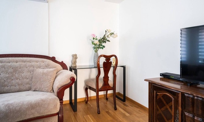 Old Town Apartment | Bright & Spacious Apartment in Main Central Zonenn