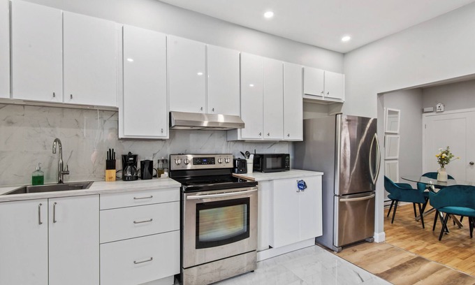 De Lorimier Apartment | Bright,spacious Apt, Fully Equipped, W/balcony, and Air Conditioning