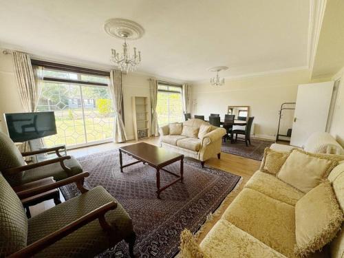 Brondesbury Park House | Bright & Spacious House Near Central London