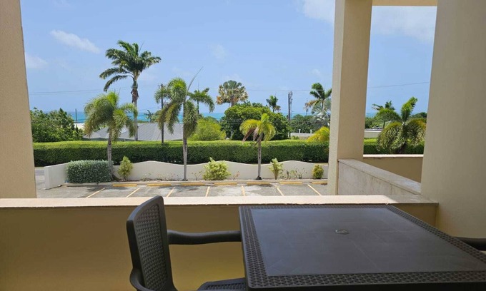 Crosbies Apartment | Bright & Spacious One-Bedroom Apartment with Full Kitchen