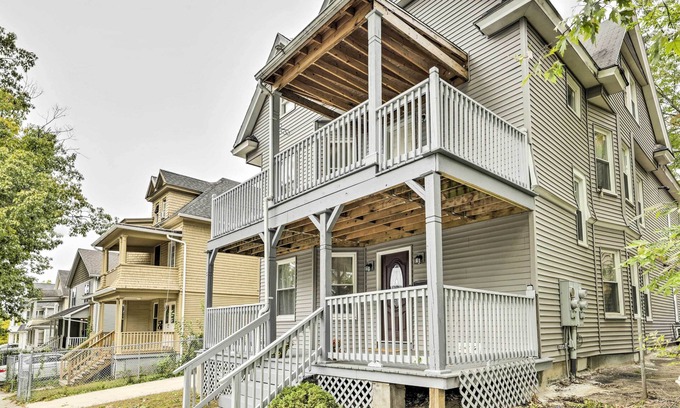 Memorial Square Apartment | Bright Springfield Apartment w/2 Balconies!