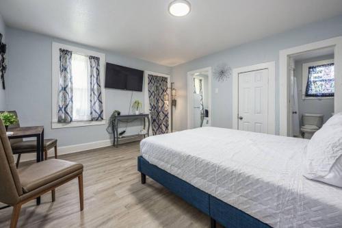 South Pensacola House | Bright Studio Minutes to Beaches
