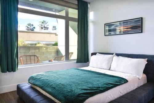 Hollywood Apartment | Bright & Stylish 1-Bedroom, Walk to Netflix, Perfect for Long Stays FREE PARKING
