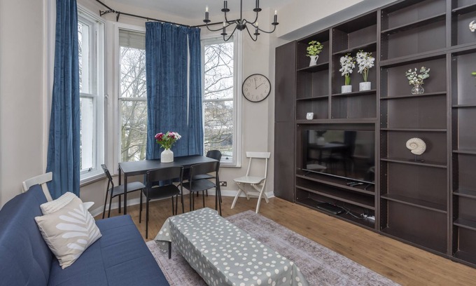 Addison Apartment | Bright & Stylish 1BR, 5min Kensington Olympia Tube