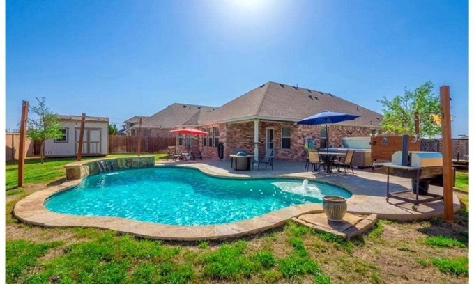 Leander House | Bright Stylish 3 BR Home w/Pool & Hot Tub