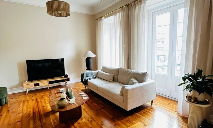 Lisbon Old Town Apartment | Bright & Stylish Private Room in Campo Pequeno near Saldanha
