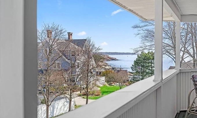 Magnolia Condo | Bright top floor Studio with covered porch and ocean views