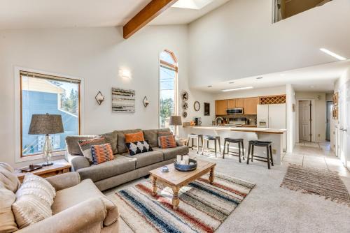 Cloudcroft House | Bright Townhome - 1 Mile to Downtown Cloudcroft
