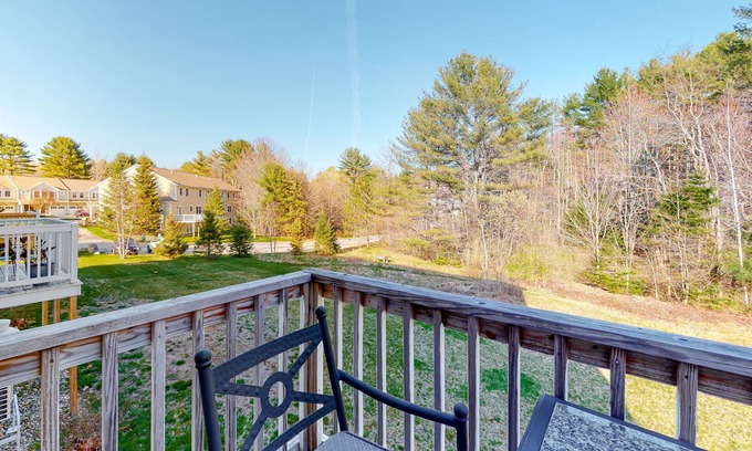 Freeport House | Bright townhome with private deck, full kitchen, WiFi, & washer/dryer