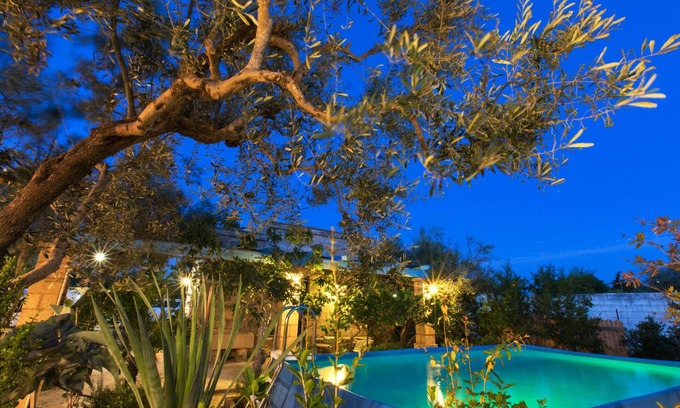 Torre Suda Villa | Bright villa with swimming pool surrounded by greenery near the sea