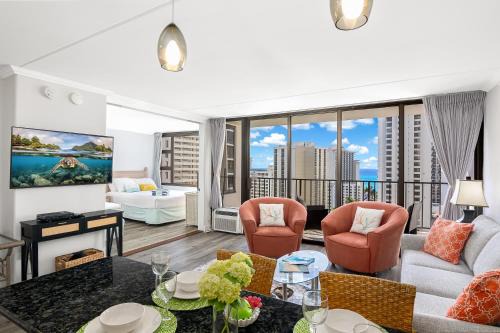Waikiki Apartment | Bright Waikiki 1BR with Stunning Ocean Views