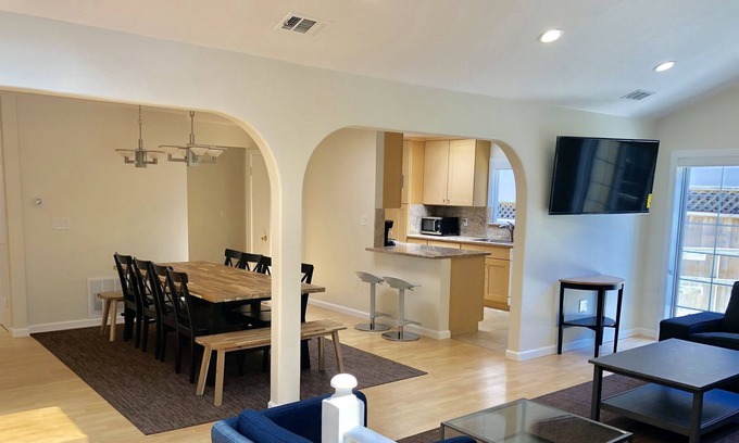 San Bruno House | Bright whole house 6br/2ba Wifi Parking SFO 8 min