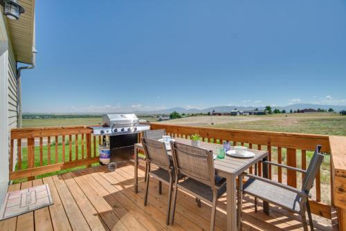 Saratoga House | Bright Wyoming Retreat with Deck and Mountain Views!