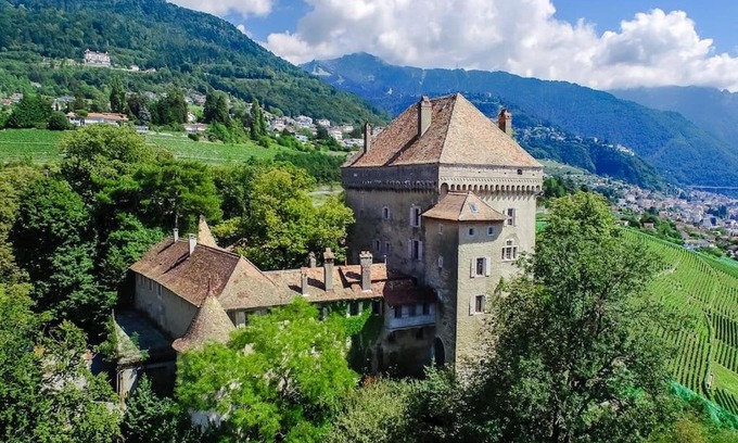Montreux Apartment | Brilliant apartment in Château du Châtelard