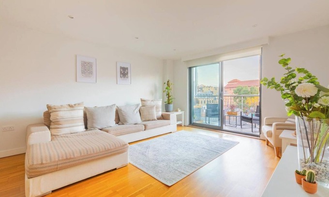 Chaucer Apartment | Brilliantly Located 1BD Flat with Balcony, Borough