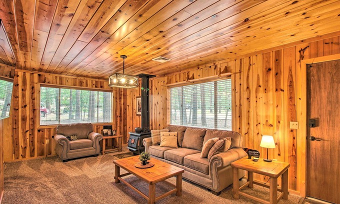 Pinetop Cabin | Bring a Pet: Pinetop Cabin w/Game Room!