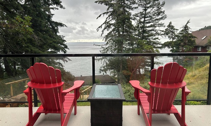 Bowen Island House | Bring the whole family to this luxurious Bowen Island Cottage