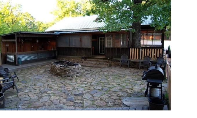 Cassville House | Bring your family and enjoy the comforts of the Ozarks at Bear Crossing Cabin
