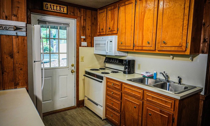 Pine Mountain Ski Chalet | Bring your fur-baby and enjoy this beautiful Chalet overlooking Lake Innsbruck!