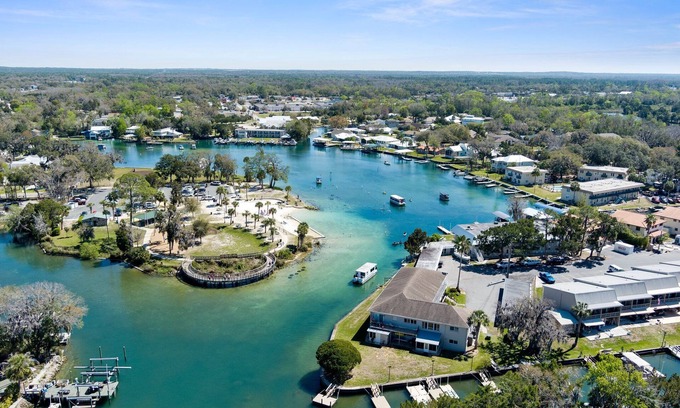 Springs at Kings Bay Condo | Bring your own boat l Waterfront with dock l Sleeps 9