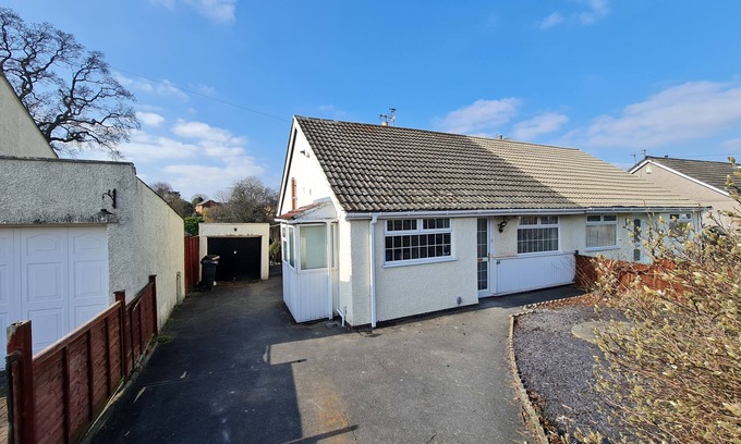 Hanham House | Bristol 2-Bed Bungalow, Sleeps 4, Parking
