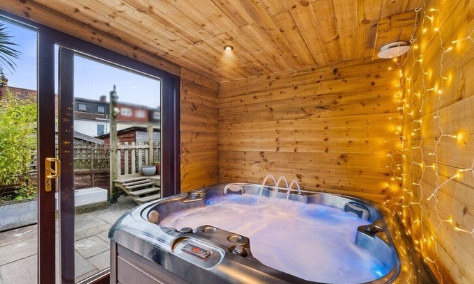Kingswood House | Bristol Burrow -Hot Tub Escape