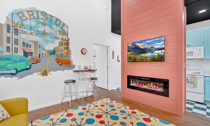 Bristol House | Bristol’s Doo-Wop Den – A 1950s-Themed Retreat with a Modern Twist