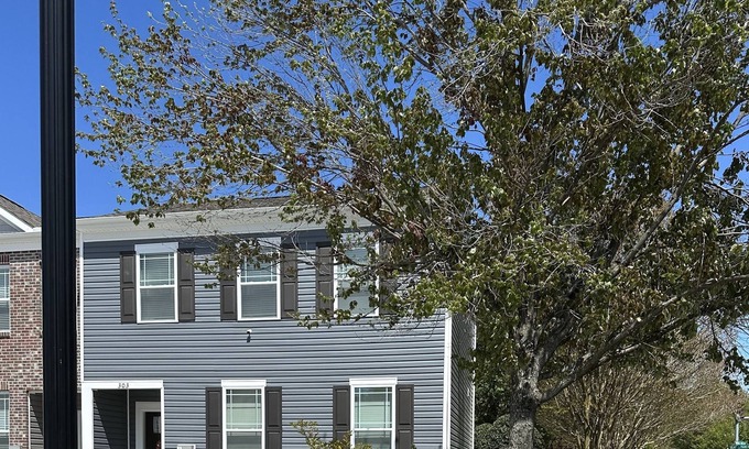 Salisbury House | British House Book Lovers Inn