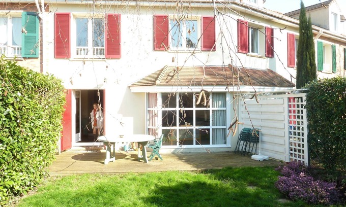 Saint-Germain-en-Laye House | british on the outside, latin on the inside