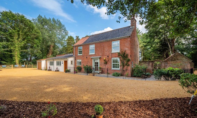 North Walsham Cottage | Broad House - sleeps 8 guests in 4 bedrooms