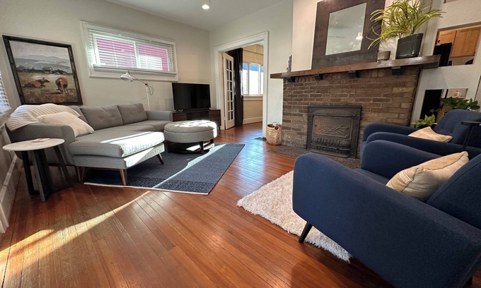 Meridian-Kessler House | Broad Ripple Urban Flower Farm Bungalow - Cozy 2BR Near Downtown Indianapolis
