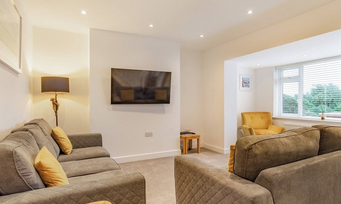 Brixham Cabin | Broadacre House is a 3 bedroom holiday home sleeping up to 8 people.