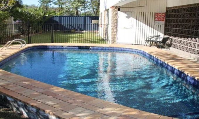 Broadbeach Apartment | Broadbeach, Great Location across road to Beach