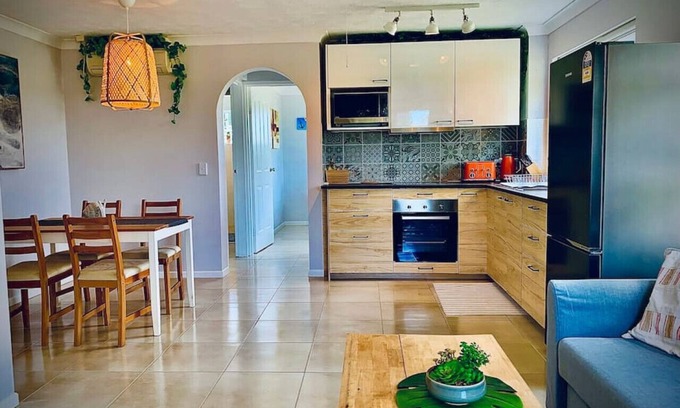 Broadbeach Apartment | Broadbeach, Stylish Apartment Close To everything.