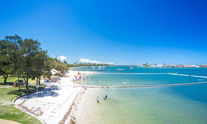 Paradise Point House | Broadwater Paradise - A short walk to the beach