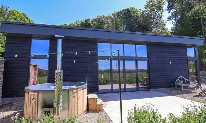Northallerton Cottage | BROCK HOUSE, character holiday cottage, with hot tub in Northallerton