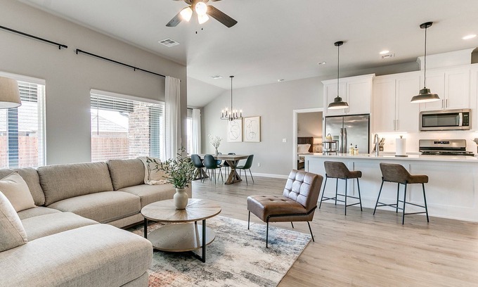 Broken Arrow House | Broken Arrow's Crown Jewel: Where Comfort Meets Luxury